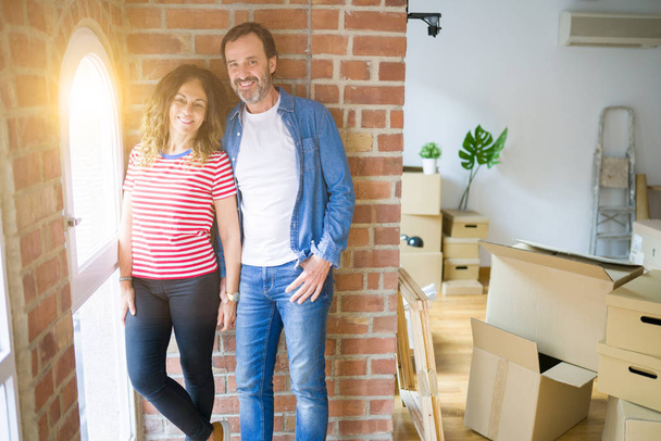 Középkorú Senior pár költözött egy új házat, mosolyogva boldog szerelmes apartmant - Fotó, kép
