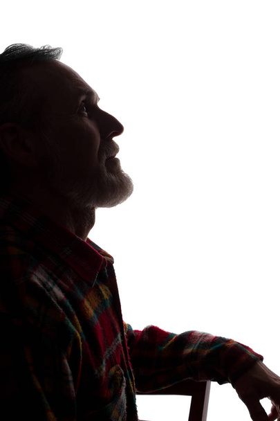 Retrato de um homem velho, vista lateral silhueta de close-up escuro
 - Foto, Imagem
