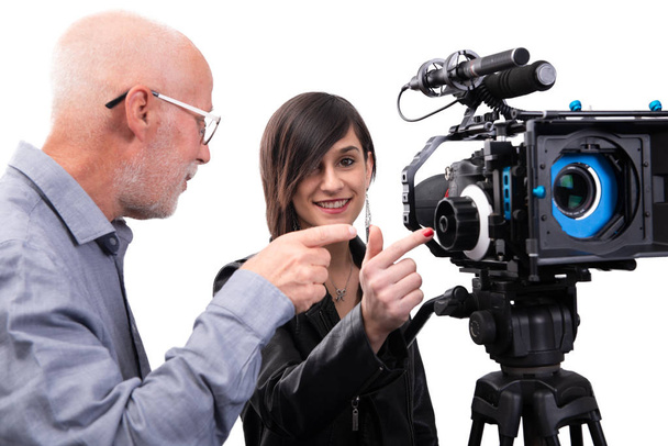Kameramann und eine junge Frau mit einer Filmkamera auf Weiß - Foto, Bild