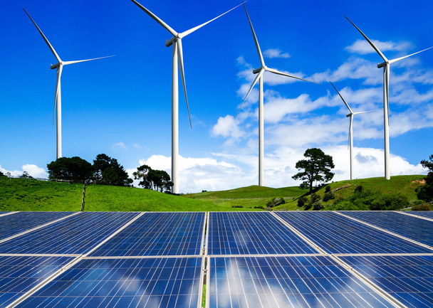 Solarpaneel und Windkraftpark für saubere Energie. - Foto, Bild