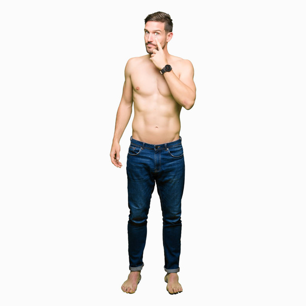 Hombre guapo sin camisa mostrando el pecho desnudo señalando al ojo observándote gesto, expresión sospechosa
 - Foto, imagen