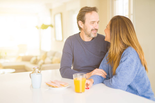 schönes romantisches Paar mittleren Alters mit gesundem Frühstück am Morgen zu Hause - Foto, Bild