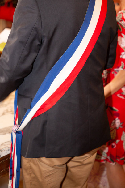 francia tricolor sálat a polgármester alatt ünnepe Franciaországban - Fotó, kép