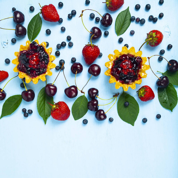 Small berry cake and ripe berries - Fotoğraf, Görsel