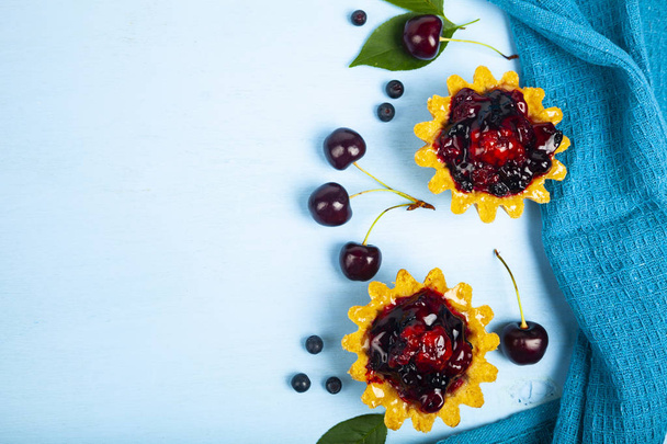 Small berry cake and ripe berries - Φωτογραφία, εικόνα