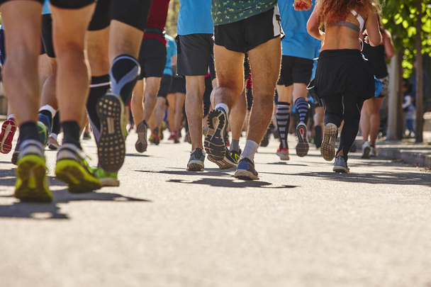 Maratoni futók az utcán. Egészséges életmód. Sportolók - Fotó, kép
