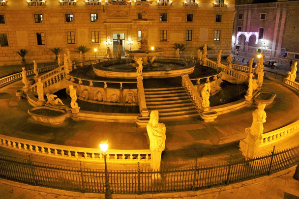 Vista panorâmica da Piazza Pretoria ou Piazza della Vergogna, Palermo, Sicília
 - Foto, Imagem