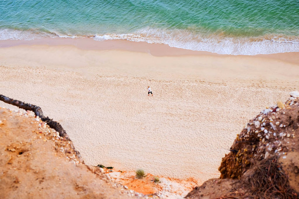 Vista aerea sulla spiaggia Praia da Falesia Barranco das Belharuca
 - Foto, immagini