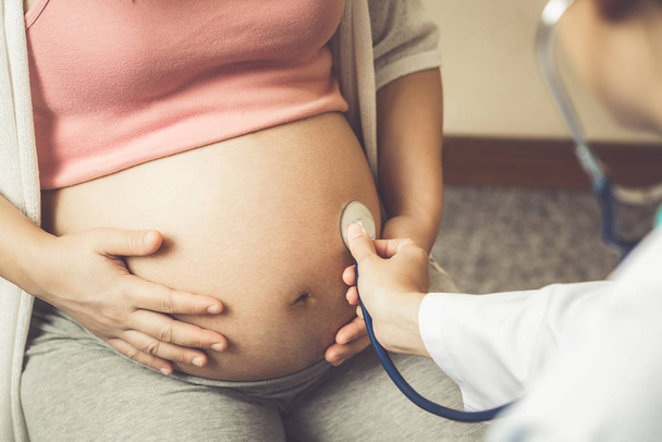 Kobieta w ciąży i lekarz ginekolog w szpitalu - Zdjęcie, obraz