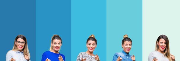 Коллаж молодой красивой женщины на голубых полосах изолированный фон указывая пальцами на камеру с счастливым и смешным лицом. Хорошая энергия и вибрации
. - Фото, изображение