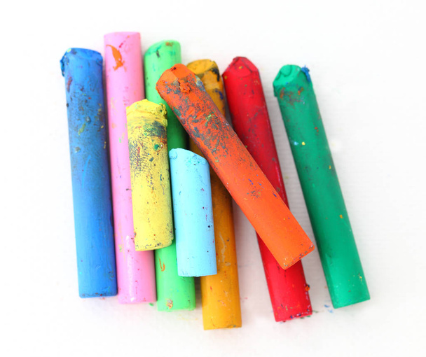 Crayones de aceite aislados en blanco
  - Foto, imagen