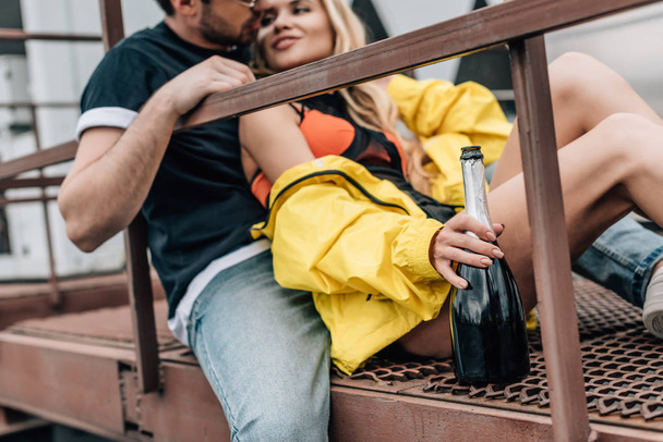 recortado vista de hombre en jeans besar mujer en chaqueta amarilla
  - Foto, Imagen