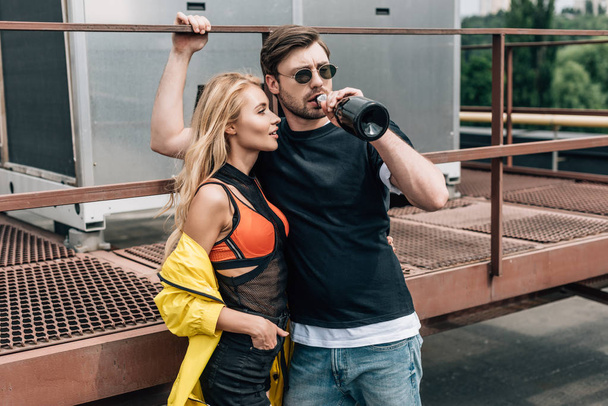  blonde woman and handsome man drinking champagne on roof  - Foto, Imagem