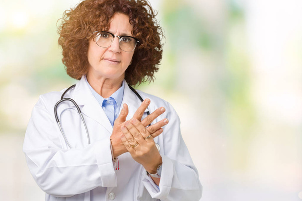 Média ager médico sênior mulher sobre fundo isolado Sofrendo dor nas mãos e dedos, artrite inflamação
 - Foto, Imagem