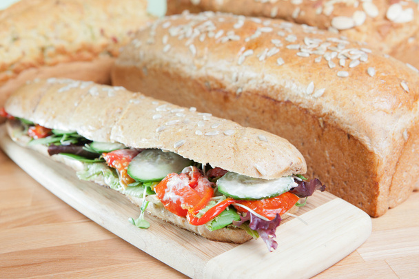 パンのパンを持つ大規模なチキンサラダのサンドイッチ - 写真・画像