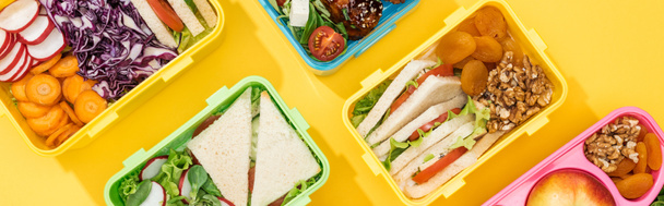Colpo panoramico di cestini pranzo con cibo
 - Foto, immagini