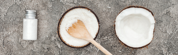 płaski lay z kokosów, drewniana łyżka i krem kokosowy na szarym tle teksturowane, panoramiczny strzał - Zdjęcie, obraz