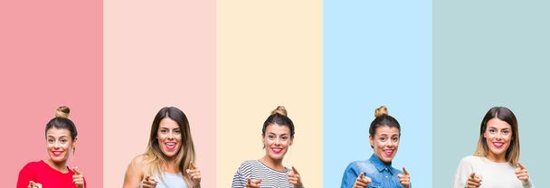 Collage di giovane bella donna su strisce colorate vintage sfondo isolato puntando le dita alla fotocamera con viso felice e divertente. Buona energia e vibrazioni
. - Foto, immagini