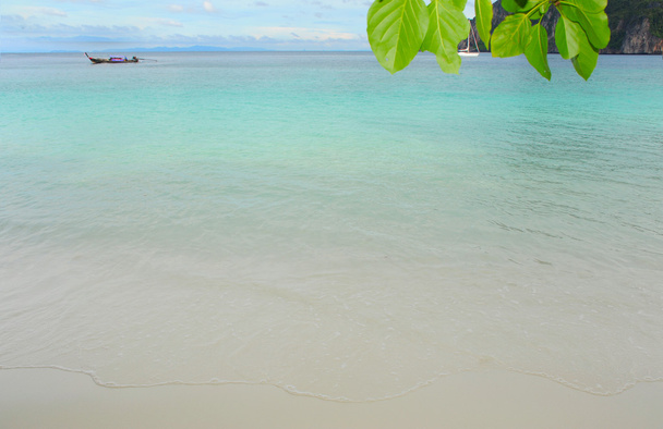 sonniger tropischer Strand auf der Insel - Foto, Bild