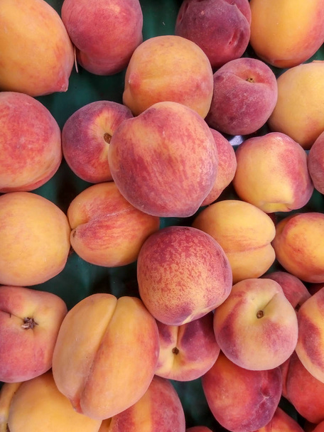 Fresh Organic Peaches Heap Of Fresh Ripe Peaches At A Turkish Street Market. - Foto, afbeelding