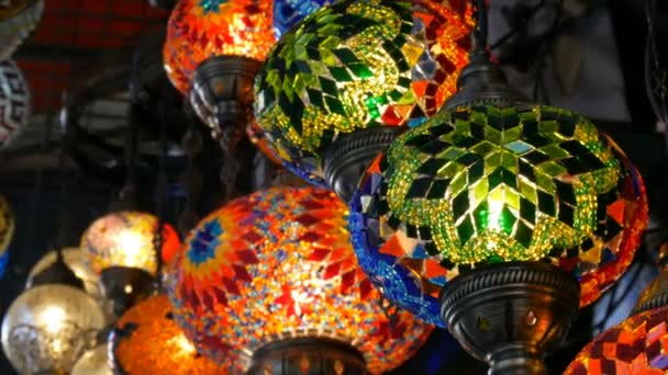 İstanbul'un ünlü Kapalıçarşı'sında tavan pazarında çok renkli Türk mozaik lambaları - Video, Çekim
