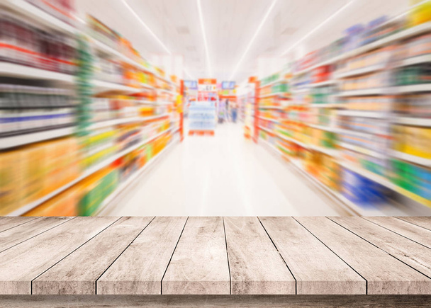 Süpermarketin bulanık arka planı ve ön plandaki tahtalar  - Fotoğraf, Görsel