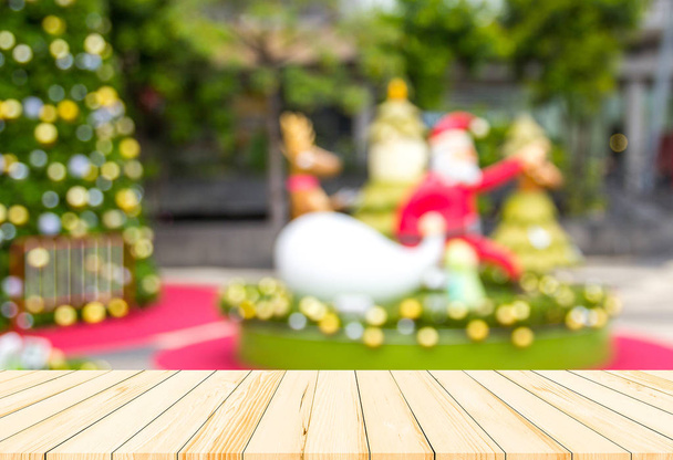 πάνελ δαπέδου, ξύλινες σανίδες και πράσινο φόντο χριστουγεννιάτικο δέντρο με τα παιχνίδια   - Φωτογραφία, εικόνα