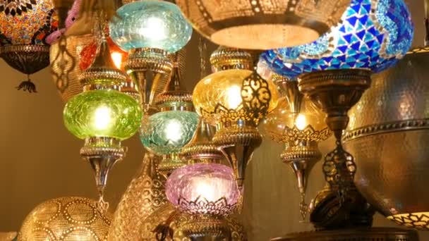 Різнокольорові турецькі мозаїчні лампи на ринку стель на знаменитому Гранд-базарі в Стамбулі, Туреччина - Кадри, відео