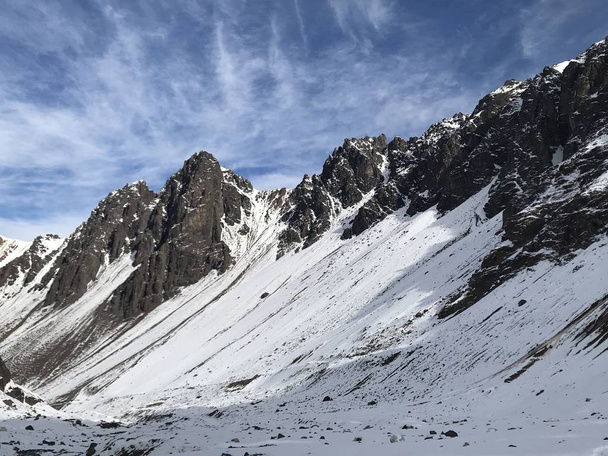 Τοπίο του χιονιού και της κοιλάδας του βουνού στη Χιλή - Φωτογραφία, εικόνα