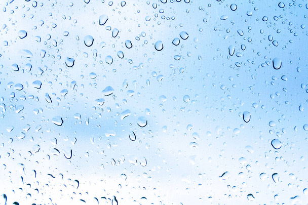 ガラスに水が落ち雨が降る - 写真・画像