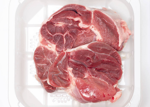 Haste de carne em uma bandeja
 - Foto, Imagem
