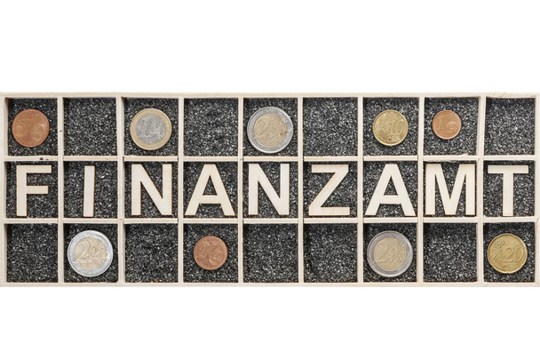 Деревянные буквы слово FINANZAMT девять три монеты
 - Фото, изображение