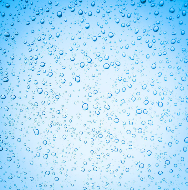 blaue Wassertropfen auf Glas, Regentropfen - Foto, Bild