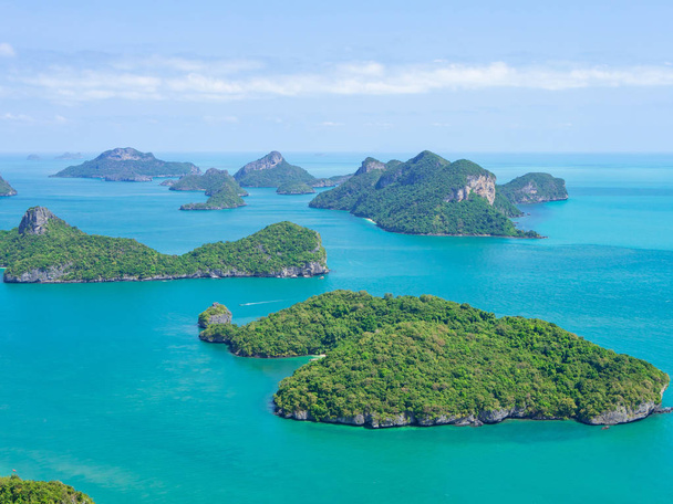 Groupe tropical d'îles dans le parc marin national d'Angthong, Thaïlande. Vue du dessus
 - Photo, image