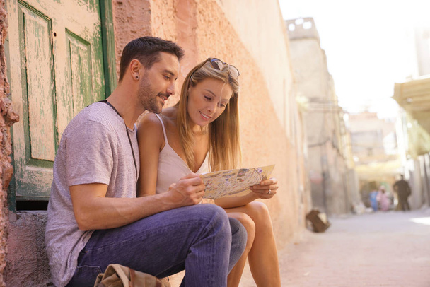 Couple of tourists looking at map of Marrakech - Fotoğraf, Görsel