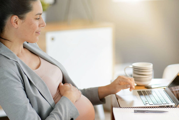 Pregnant businesswoman at work - Zdjęcie, obraz