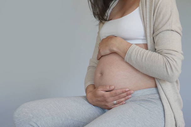 Primer plano de vientre de mujer embarazada de 6 meses
 - Foto, imagen
