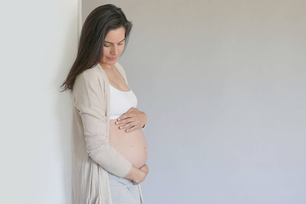 Portrait of 6 months pregnant woman - Foto, imagen