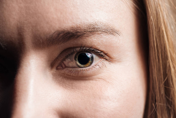 крупный план красивого глаза молодой женщины
  - Фото, изображение