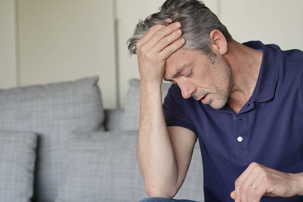 Dospělý muž s špatnou bolestí hlavy doma - Fotografie, Obrázek