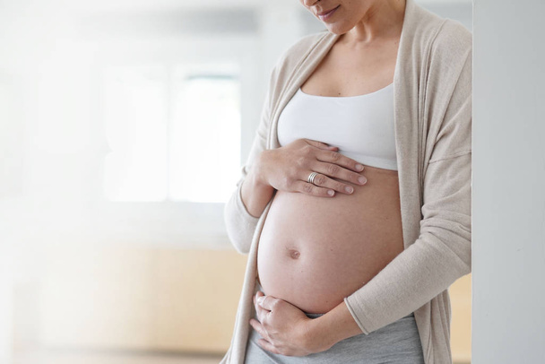 Fechar a barriga da mulher grávida
 - Foto, Imagem