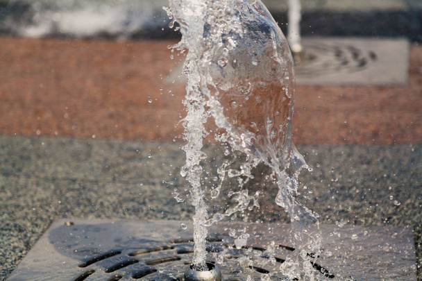 Jet de agua de la fuente seca late por debajo de losa de granito
. - Foto, Imagen