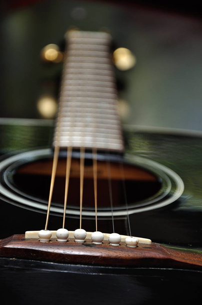 Close-up van een gitaar met een ondiepe scherptediepte - Foto, afbeelding