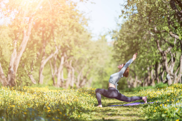 Foto di donna con le braccia alzate che pratica yoga nel bosco durante il giorno
 - Foto, immagini