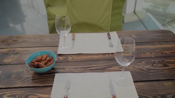 Tafel geserveerd in een openluchtrestaurant. - Video