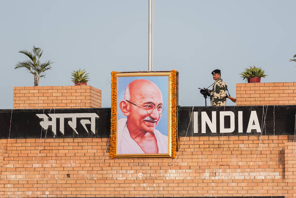 Γουάμπα, Ινδία-26 Νοεμβρίου 2015: ένας Ινδιάνος φύλακας στην τελετουργική σημαία που μειώνεται στα σύνορα Ινδίας-Πακιστάν στην γουάμπα, Αμριτσάρ, Παντζάμπ, Ινδία, Ασία. - Φωτογραφία, εικόνα