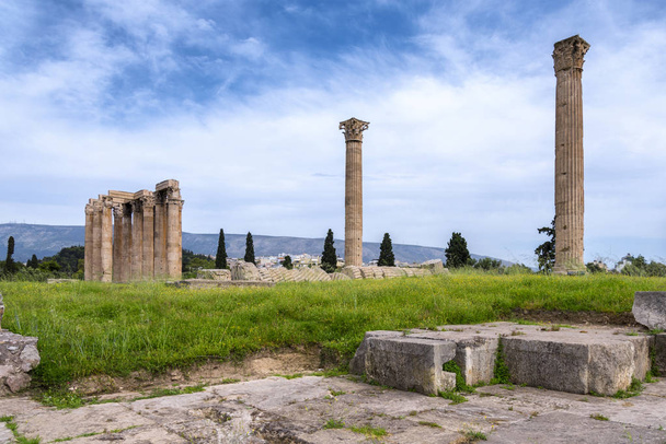 Atenas, Ática / Grecia. El Templo de Zeus Olímpico también conocido como el Olimpo o Columnas del Zeus Olímpico visto desde el oeste. Día soleado, cielo azul nublado, nadie
 - Foto, imagen