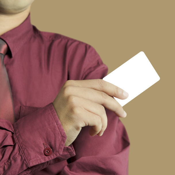 Vista cortada de Empresário mão segurando cartão em branco
 - Foto, Imagem