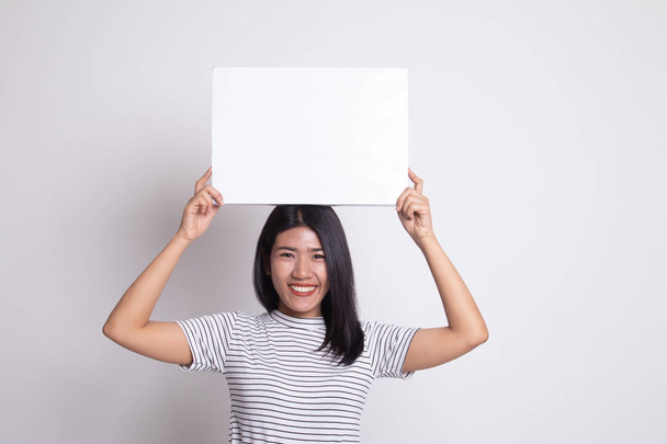Young Asian woman with white blank sign. - Fotoğraf, Görsel