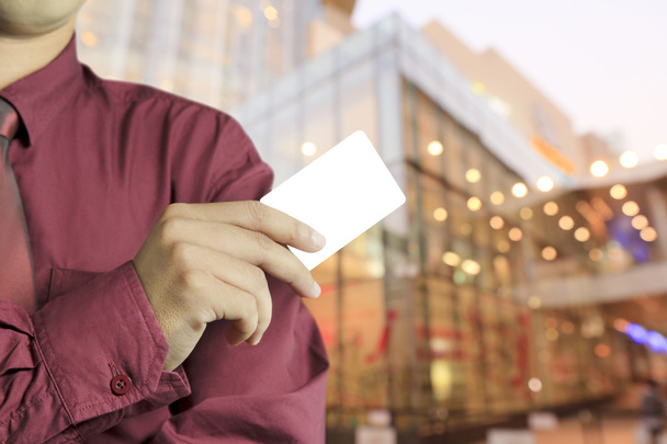 Vista recortada de la mano del empresario sosteniendo la tarjeta en blanco
 - Foto, imagen